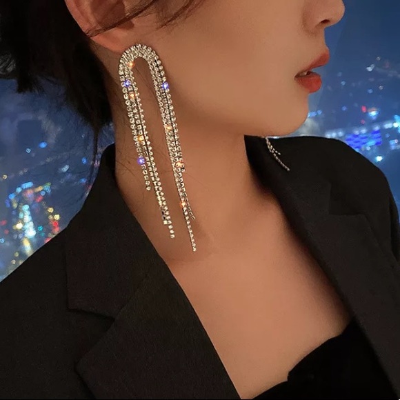 🌟 Long Tassel Rhinestone Earrings - Picture 3 of 5